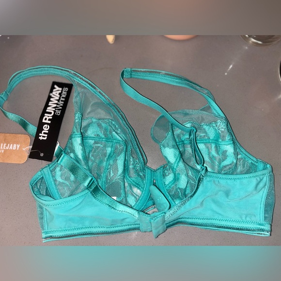 NWT MAISON LEJABY FLEUR IKAT
Sea blue embroidered underwire bra - Picture 10 of 11